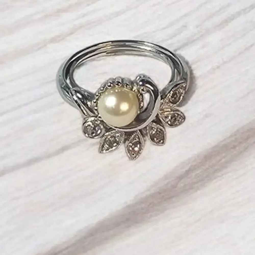 Avon Faux Pearl Floral Rhinestone Ring Silver Tone Size 6 Romantic Vintage